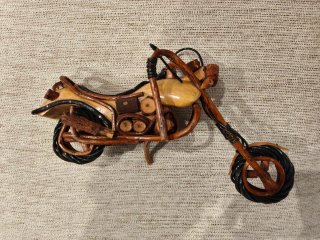 Moto de madera artesanal
