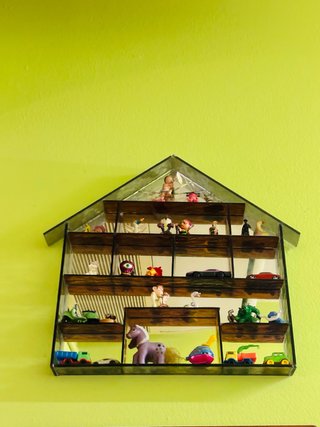 Casita expositora y muñecos retro