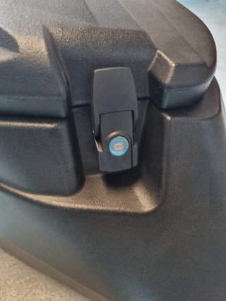 < Baúl trasero ATV QJMOTOR SFA 1000