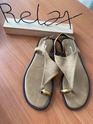 Sandalias planas beige con detalle dorado no envio