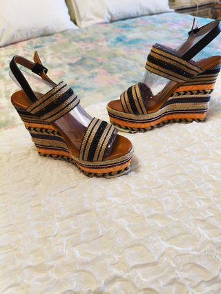 Sandalias cuña multicolor y naranja