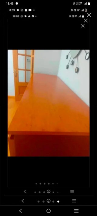Cómoda marrón con cajones y puertas de cristal