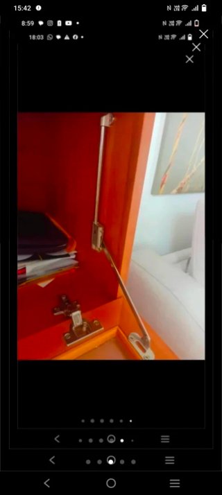 Cómoda marrón con cajones y puertas de cristal