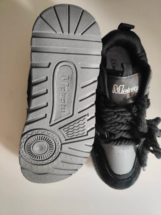 Zapatillas urbanas negras y grises
