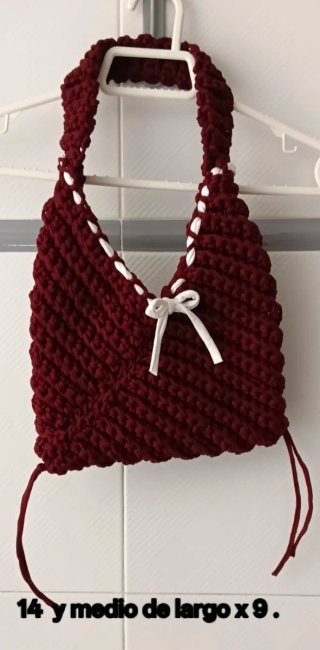 Bolso tejido a mano color burdeos