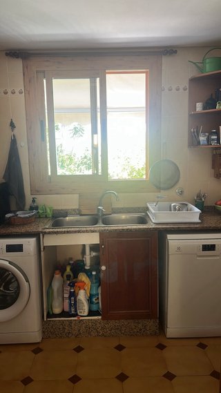 Cocina completa de madera y encimera de mármol