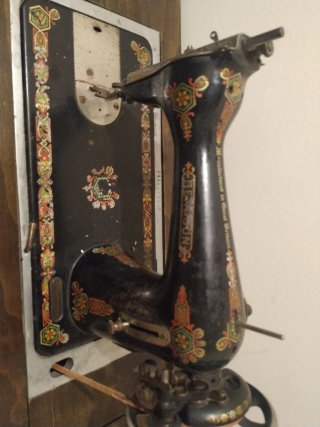 Mueble Singer Hexagon con Máquina de Coser
