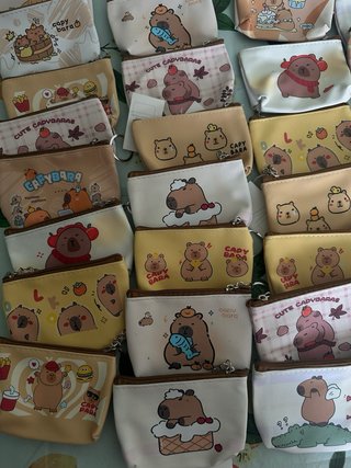 60 monederos de capibara