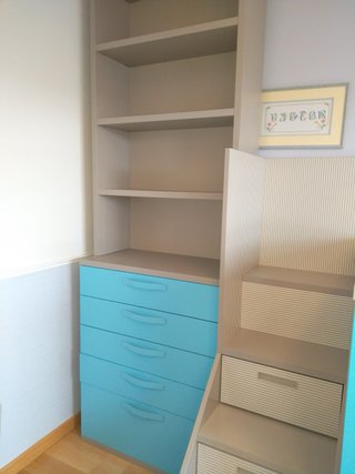 Habitación infantil L con 2 camas de 90cm y comoda