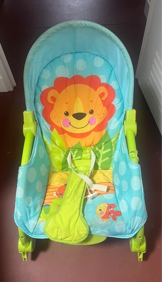 Mecedora para bebé con diseño de león
