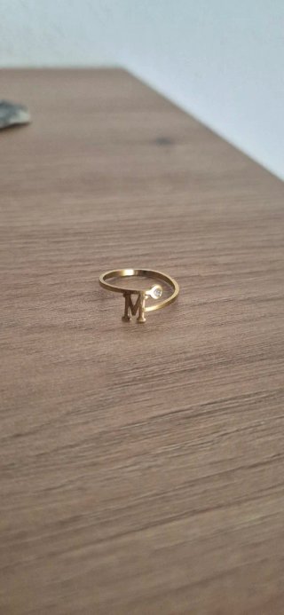 Anillo dorado con Letra M y Brillante