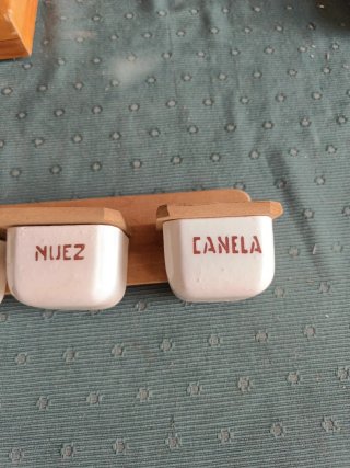 Especiero antiguo cerámica y madera