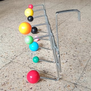 Perchero de puerta multicolor con bolas