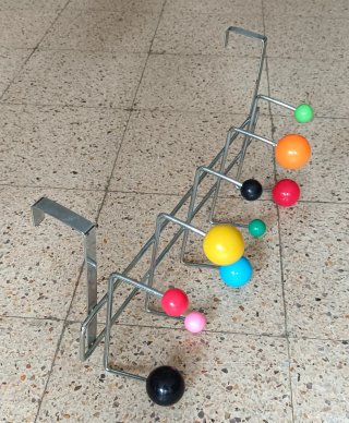 Perchero de puerta multicolor con bolas