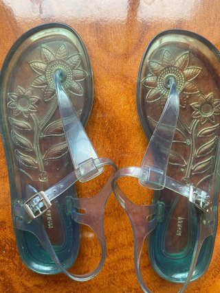 Sandalias transparentes con flores