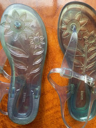 Sandalias transparentes con flores