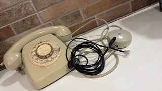 Teléfono antiguo beige