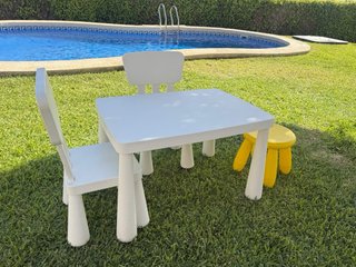 Taburete MAMMUT Ikea para niño amarillo