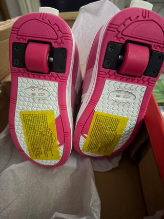 Deportivas rosas y blancas con ruedas