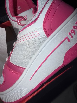Deportivas rosas y blancas con ruedas
