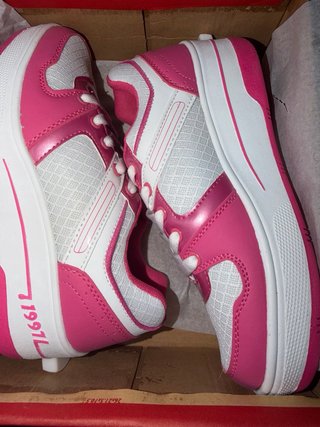 Deportivas rosas y blancas con ruedas