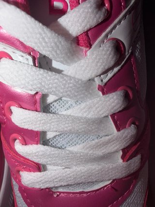 Deportivas rosas y blancas con ruedas