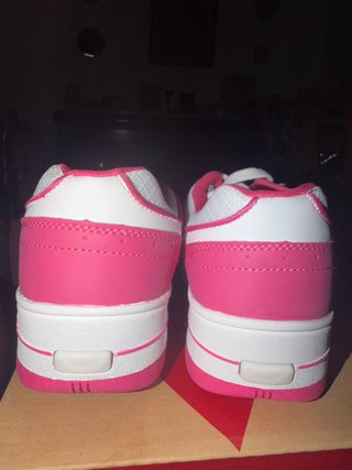 Deportivas rosas y blancas con ruedas