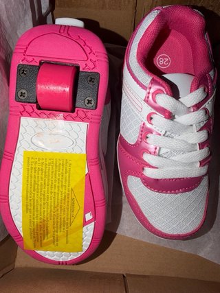 Deportivas rosas y blancas con ruedas