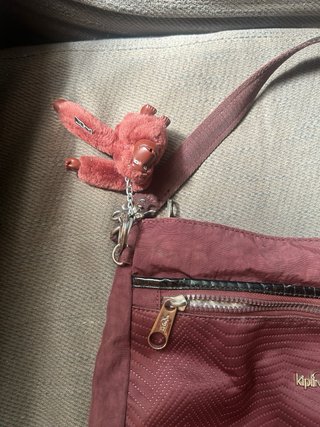 Bolso Kipling rosa y plateado