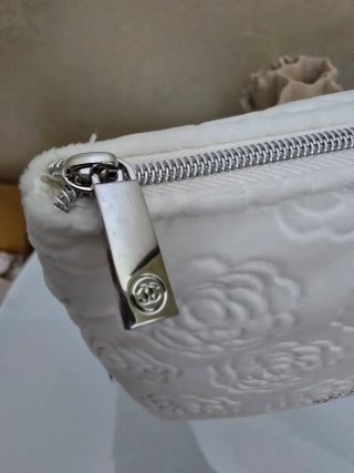 Pochette bianca in velluto, molto morbida al tatto