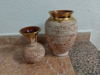 Dos jarrones decorativos beige y dorado