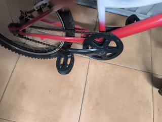 Bicicleta infantil roja y blanca