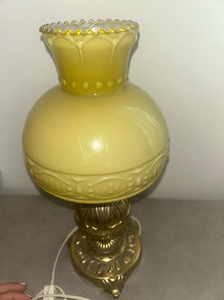 Lámpara de mesa dorada y amarilla