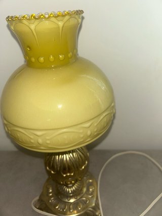 Lámpara de mesa dorada y amarilla