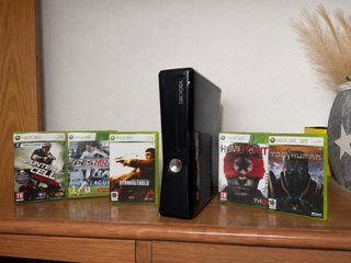 Xbox 360 Negra + 5 Juegos, sin mandos
