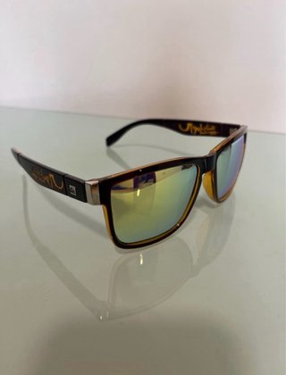 Gafas de sol negras y marrones