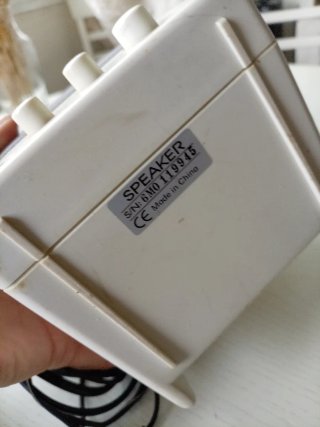Altavoces para ordenador beige y marrón