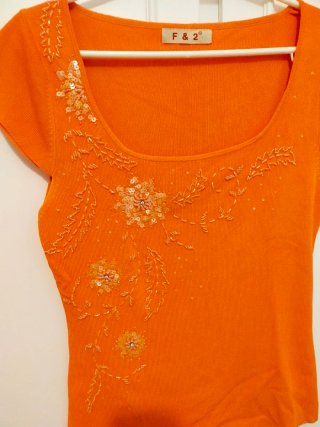 Camiseta naranja con pedrería