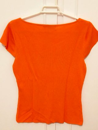 Camiseta naranja con pedrería