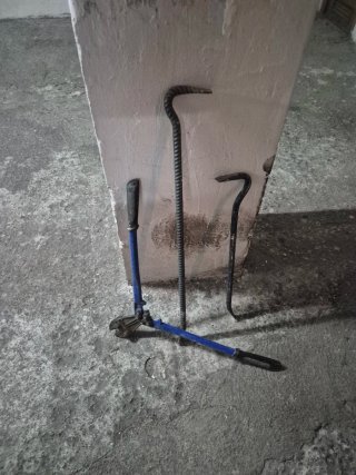 Herramientas de construcción: cortapernos y palanc