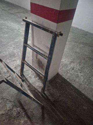 Herramientas de construcción: cortapernos y palanc