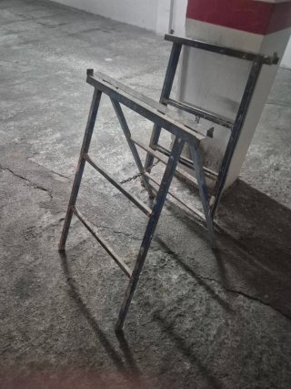 Herramientas de construcción: cortapernos y palanc