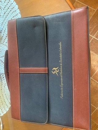 Maletín de piel negro y marrón
