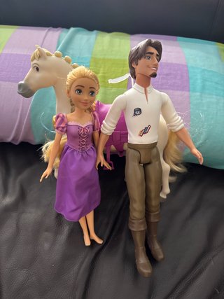 Muñeca Barbie y Flynn Rider con caballo