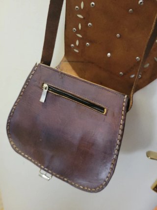 Bolso de cuero con aplique plateado