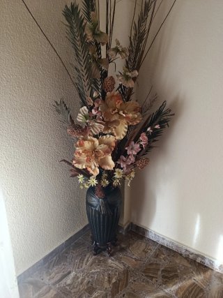 Arreglo floral cañas y flores con jarrón