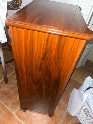 Librero de madera con cajón y libros