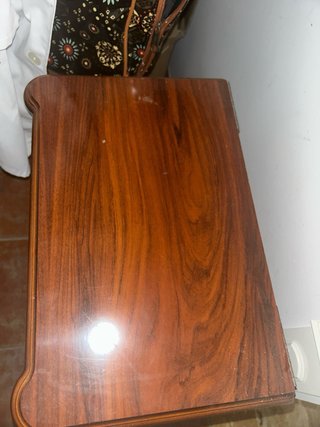 Librero de madera con cajón y libros