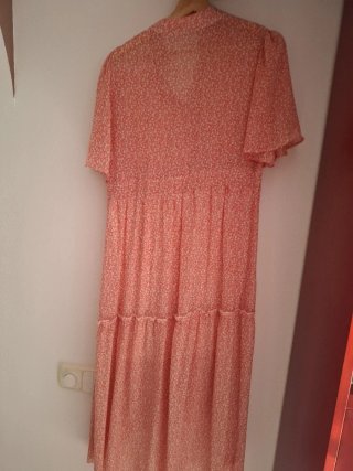 Vestido floral pone S pero da para M o L es amplio