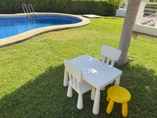 Mesa, 2 Sillas y Taburete Infantil MAMMUT